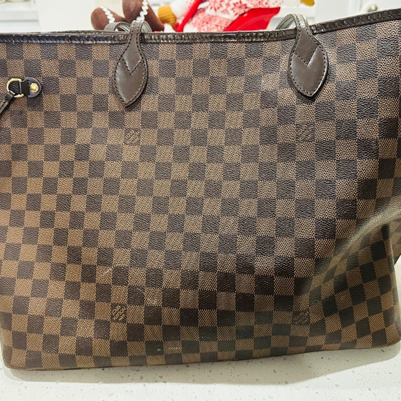 Louis Vuitton Neverfull Bag - Picture 4 of 10